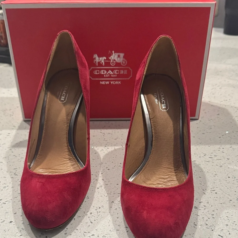 Coach elegant pumps